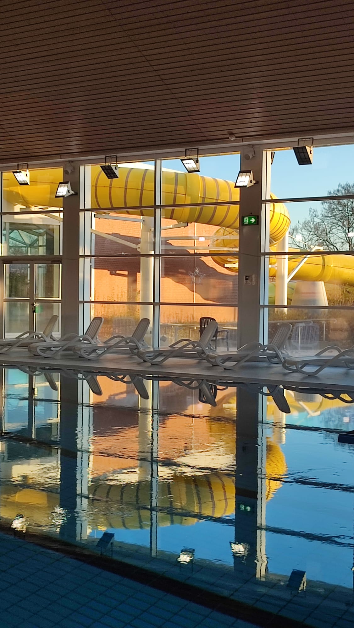 Ein Blick vom Hallenbad zur neuen Rutsche