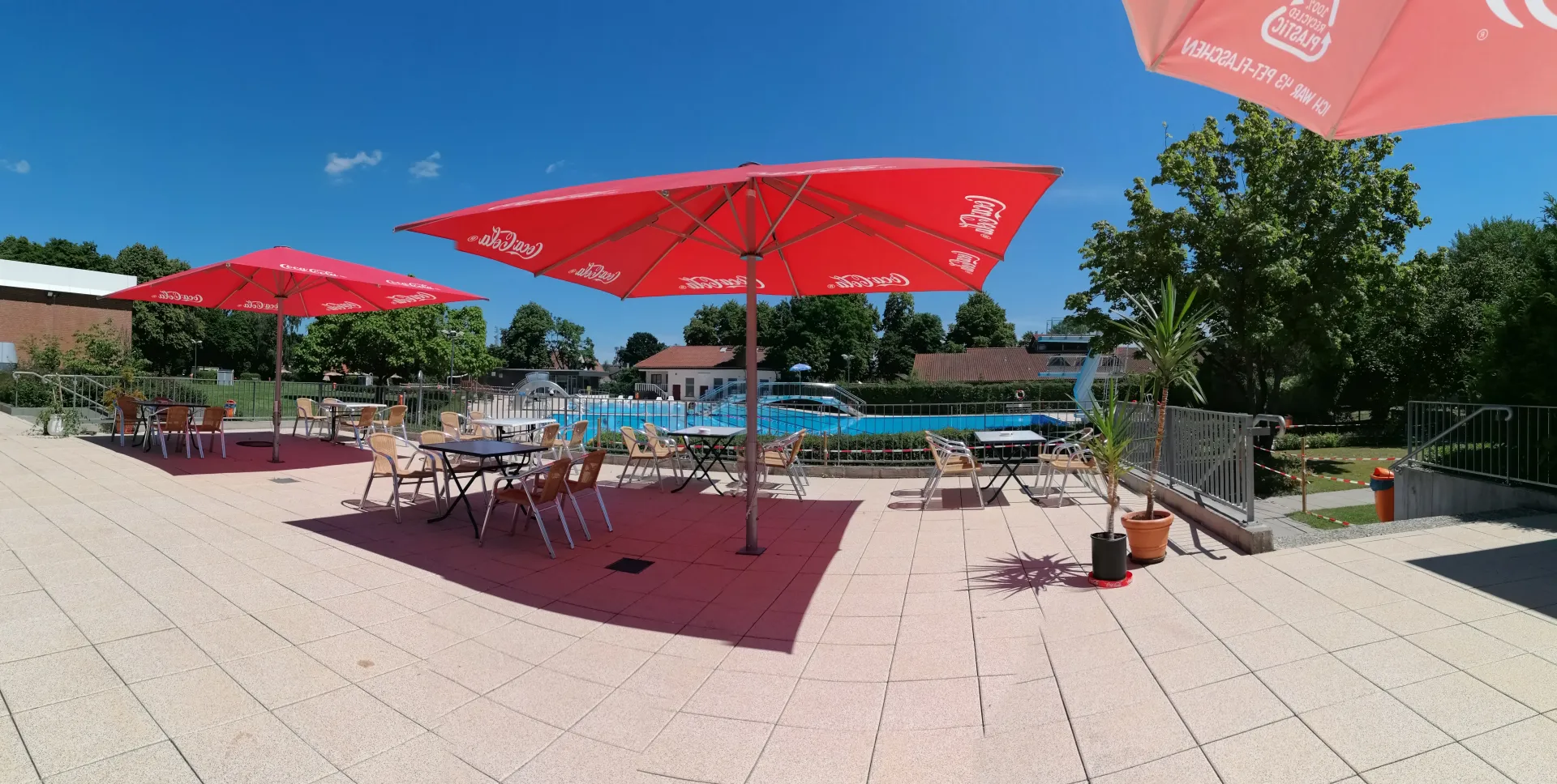 Blick über die Terrasse im Freibad ins Freibad im Sommer
